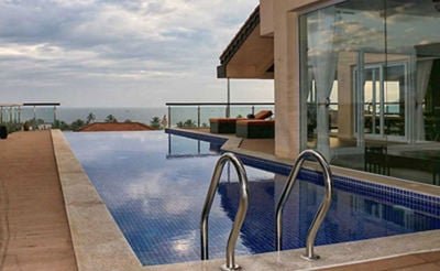 infinity edge pool in villa domus