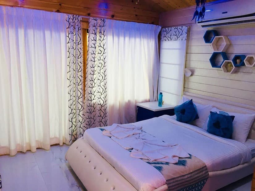 Spacious Bedroom At villa Rockforest